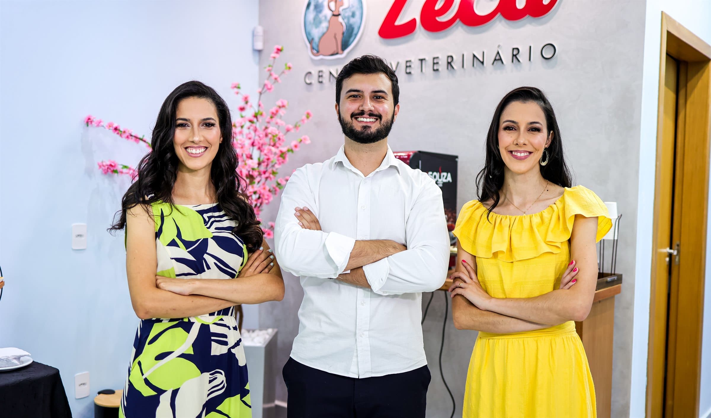 Os três filhos que hoje conduzem o Grupo Zeca Pet, na recepção do Centro Veterinário