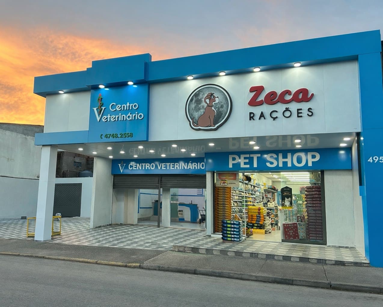 Fachada da unidade Caboclos, com pet shop e centro veterinário no mesmo endereço